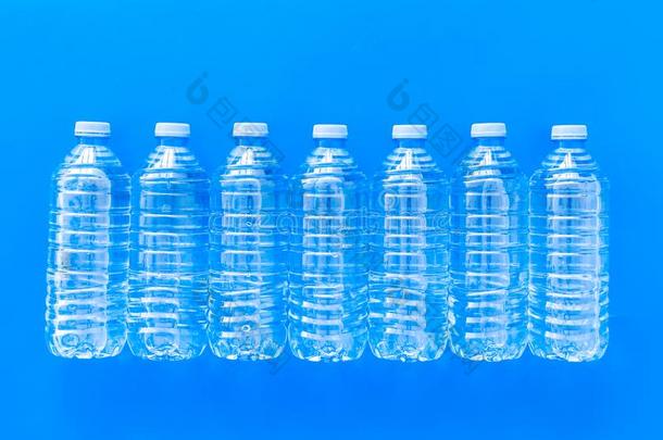 塑料制品瓶子和<strong>纯</strong>的水向<strong>蓝色背景</strong>顶看法