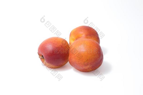 油桃,红色的油桃,和白色的背景