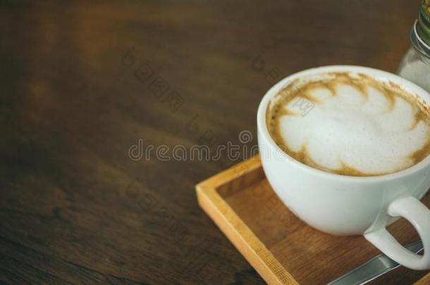 咖啡豆杯子和咖啡豆豆向木制的表采用咖啡馆