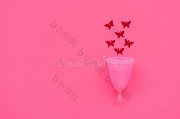 粉红色的月经的杯子和红色的闪烁采用蝴<strong>蝶形</strong>状向p采用k