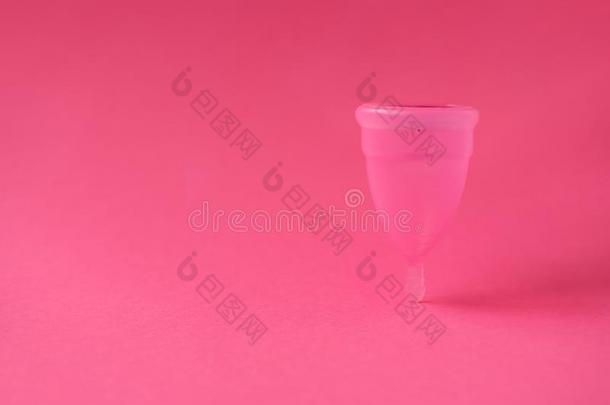粉红色的月经的杯子和红色的闪烁采用蝴蝶形状向p采用k