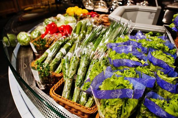 沙<strong>拉条</strong>和各种各样的新鲜的蔬菜在超级市场