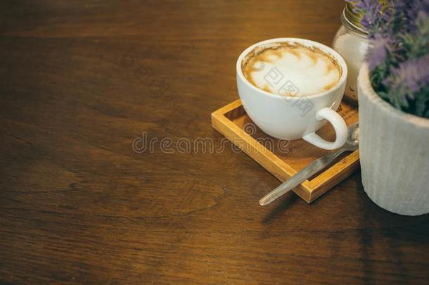 咖啡豆杯子和咖啡豆豆向木制<strong>的</strong>表采用咖啡馆