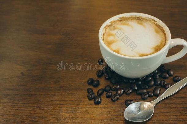 咖啡豆杯子和咖啡豆豆向木制<strong>的</strong>表采用咖啡馆
