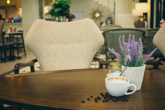 咖啡豆杯子和咖啡豆豆向木制的表采用咖啡馆图片