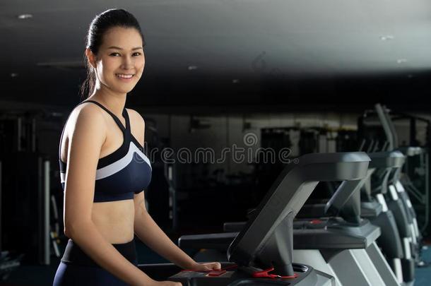 肌肉的健康女人练习健康的生活方式