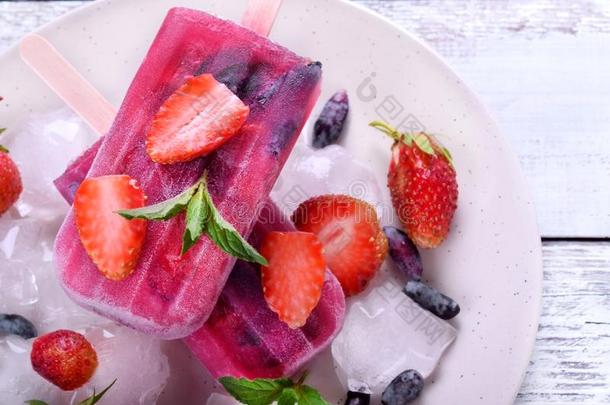 浆果冰棍和一件关于草莓和忍冬