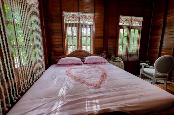 床房间采用奢侈蜜月甜的一套衣服.蜂蜜月亮床.蜂蜜mo