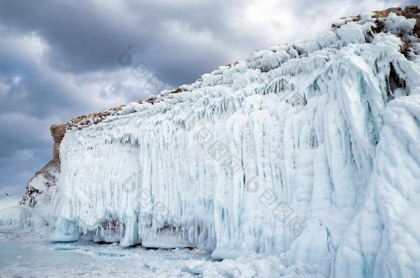 夏尔加-Dogan岛大量的和美丽的冰柱向湖白卡