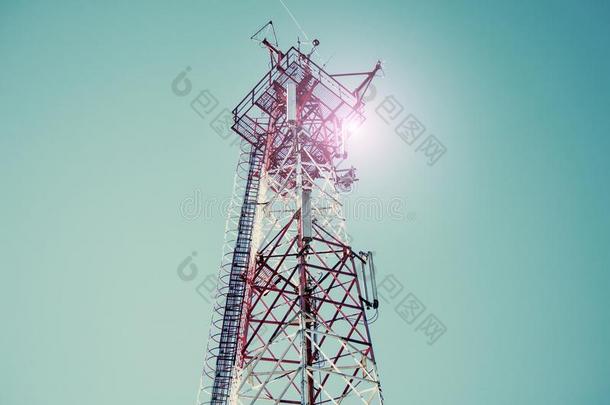 电信无线电信号塔越过指已提到的人蓝色天
