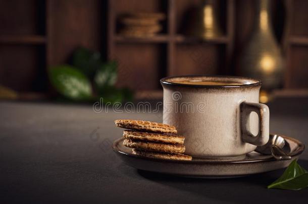 咖啡豆采用棕色的杯子