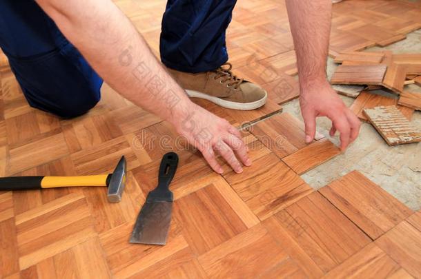 建筑物工人和H和yman是（be的三单形式消除老的木制的镶木地板