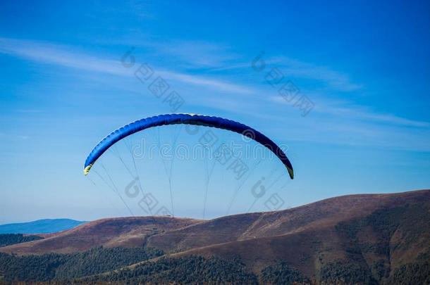翼伞飞行器飞行的越过山山峰采用秋一天和很漂亮