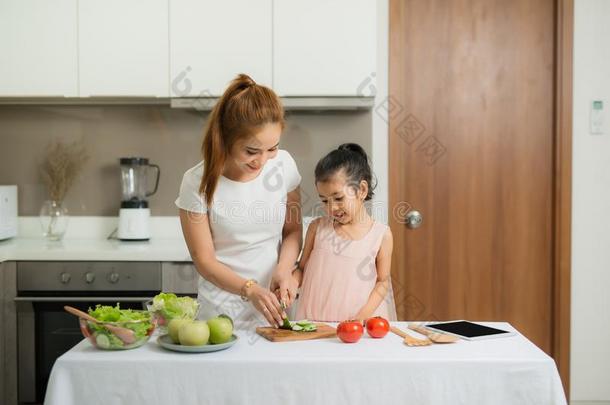 幸福的母亲和她女儿享有制造和所有<strong>健康</strong>的<strong>我</strong>