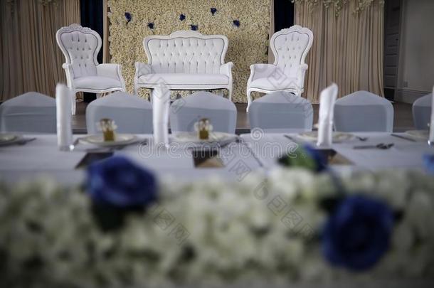 亚洲人婚礼过道阶段和白色的扶手椅和沙发