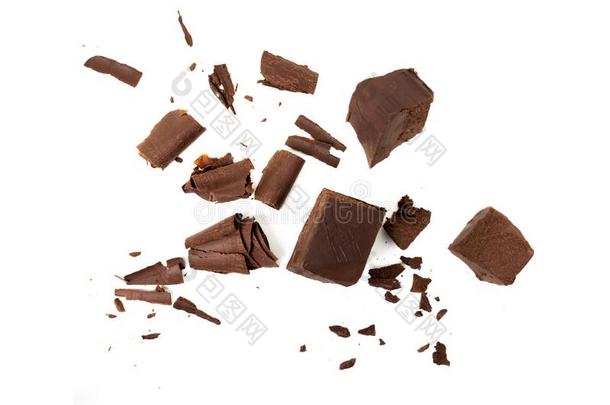 破碎的巧克力和小的块隔离的向白色的背景