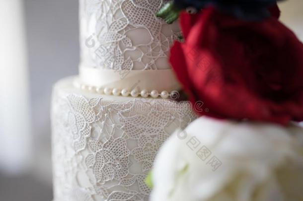 白色的婚礼蛋糕采用详细资料