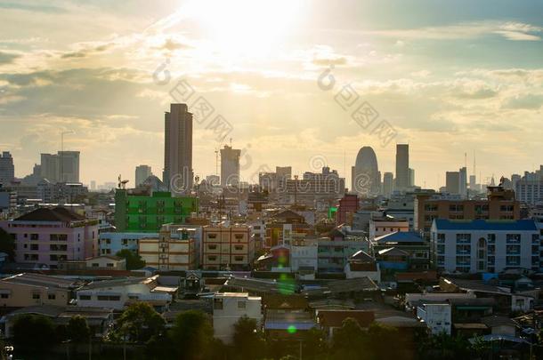 日落天背景,扇形棕榈细纤维,泰国城市风光照片背景