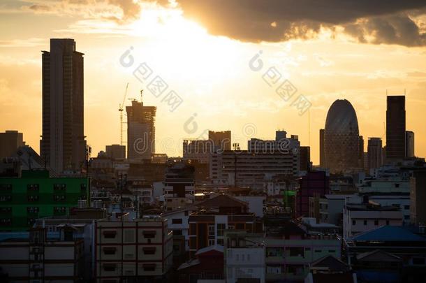 日落天背景,扇形棕榈细纤维,泰国城市风光照片背景