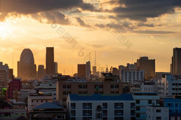 日落天背景,扇形棕榈细纤维,泰国城市风光照片背景