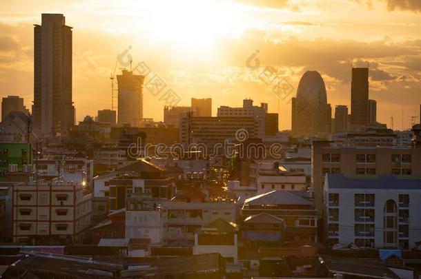 日落天背景,扇形棕榈细纤维,泰国城市风光照片背景