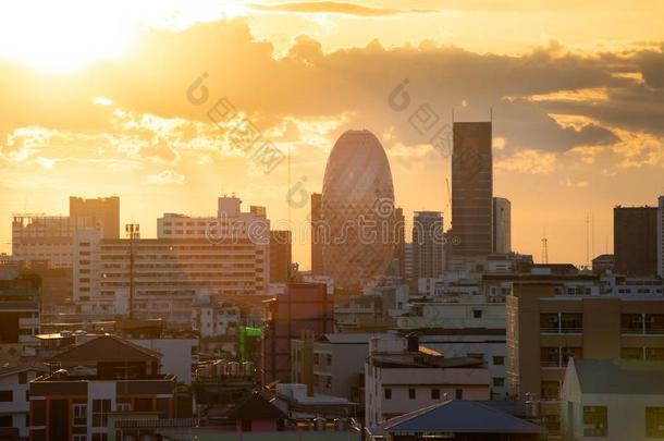 日落天背景,扇形棕榈细纤维,泰国城市风光照片背景