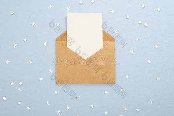 空的空白的卡片采用牛皮纸纸信封向彩色粉笔蓝色后台