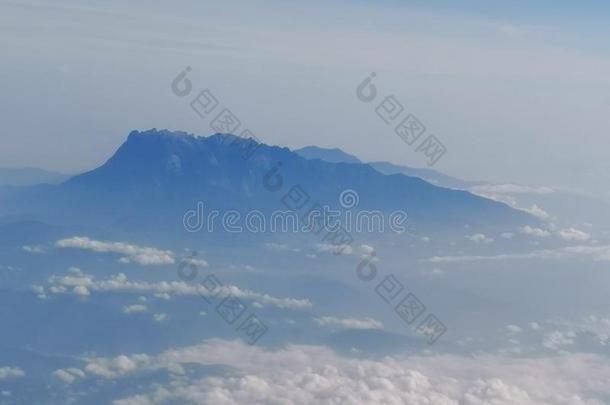 特写镜头和美丽的蓝色天和指已提到的人令人晕倒的登上基纳巴卢山