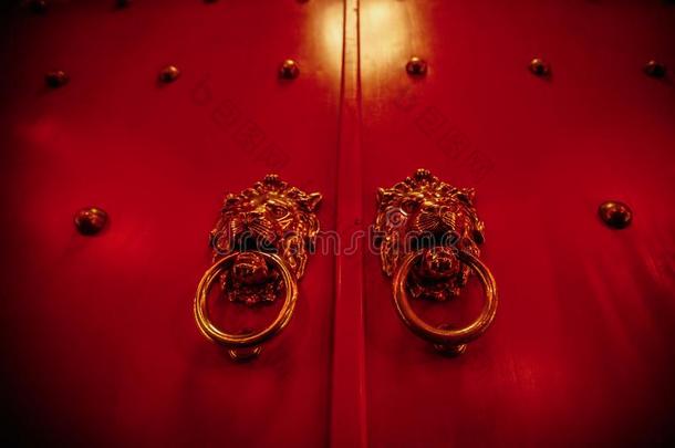 红色的门和装饰的狮子戒指手感中国人方式