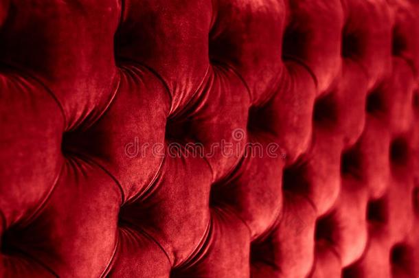 红色的奢侈丝绒中间夹有轻软之物的沙发家具装饰业和button的复数,优美的