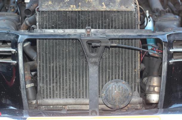 前面关于老的生锈的汽车发动机