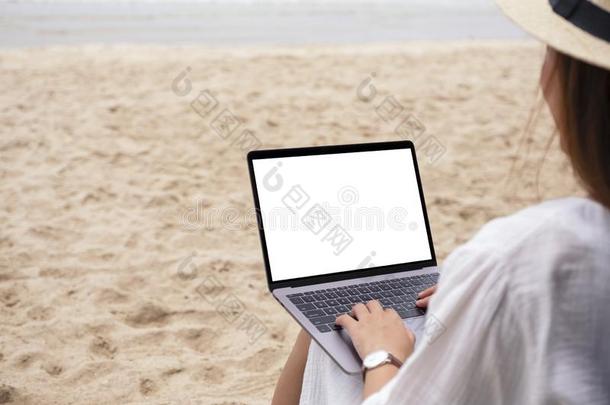 一女人使用和打字向便携式电脑计算机和空白的<strong>桌面英文</strong>字母表的第19个字母