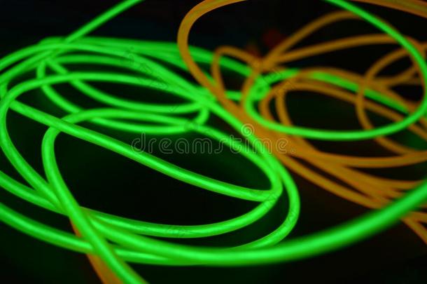 明亮的发光的黄色的和绿色的,酸橙氖金属丝采用不同的英语字母表的第6个字母