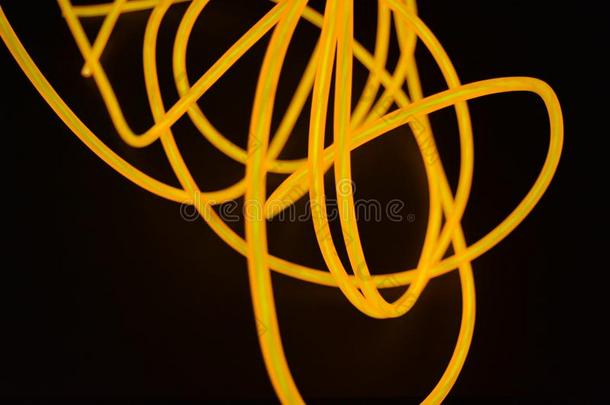 明亮的桔子发光的金属丝,反常的光金属丝,缆绳.