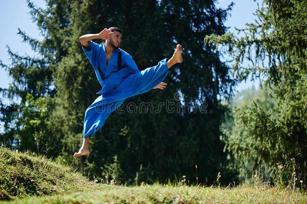 亚洲人哈萨克人空手道战士是（be的三单形式<strong>格斗</strong>采用蓝色和服制服向