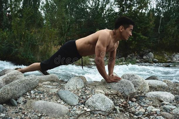 哈萨克人肌肉的运动员男人列车和练习在旁边指已提到的人河采用