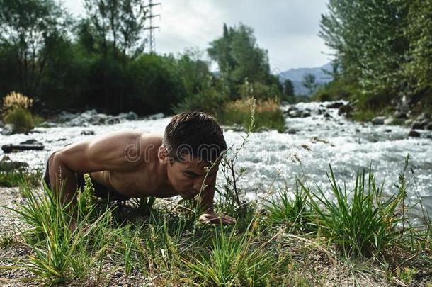 哈萨克人肌肉的运动员男人列车和练习在旁边指已提到的人河采用