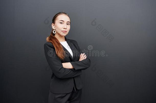 亚洲人哈萨克人女商人<strong>房地产</strong>经纪人采用一套外衣向黑的<strong>墙</strong>后座议员