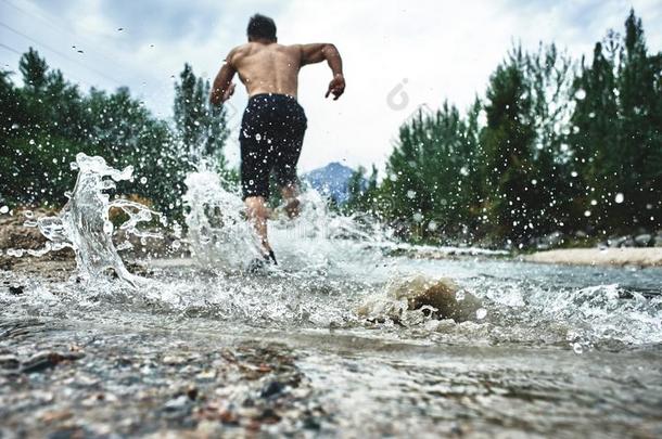 亚洲人运动员向一早<strong>晨跑</strong>向指已提到的人河,K一z一kh慢跑<strong>锻炼</strong>者采用n一