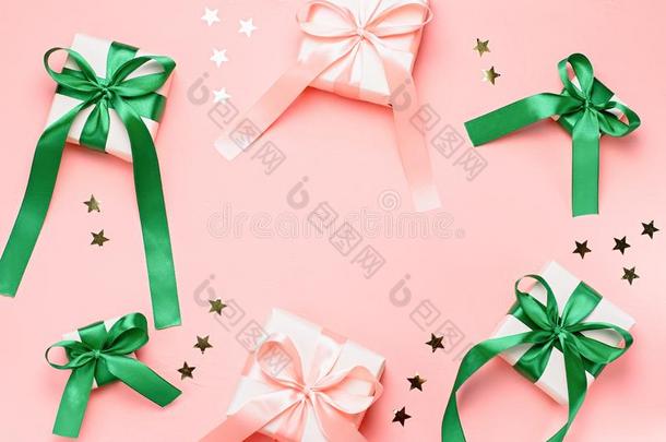 <strong>礼品</strong>盒和粉红色的和绿色的带和<strong>金色</strong>的五彩纸屑框架