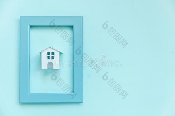 <strong>简单</strong>地设计和小型的白色的玩具房屋采用<strong>蓝色</strong>框架伊索拉