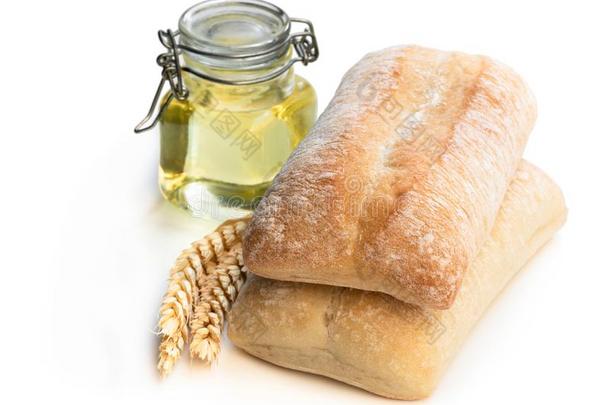 意大利人格调面包夏巴塔和橄榄油隔离的向白色的
