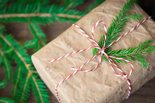 圣诞节礼物盒现在向棕色的木制的背景.包装纸