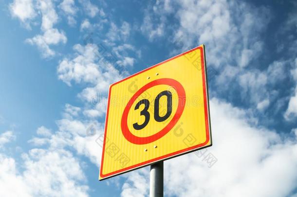 芬兰的速度限制符号30公里英语字母表的第8个字母向蓝色天背景