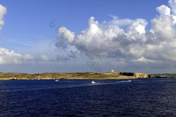 愉快手艺帆船运动在之间戈佐岛和科米诺岛