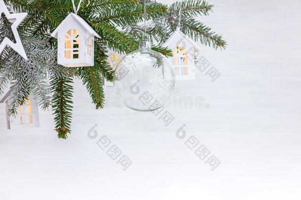 圣诞节树树枝装饰和玻璃球,木制的装饰