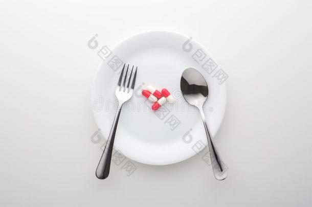 饮食的<strong>增补</strong>向白色的盘子和餐叉和spo向