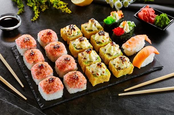 美味的亚洲人食物,辗,寿司和甘坎放置