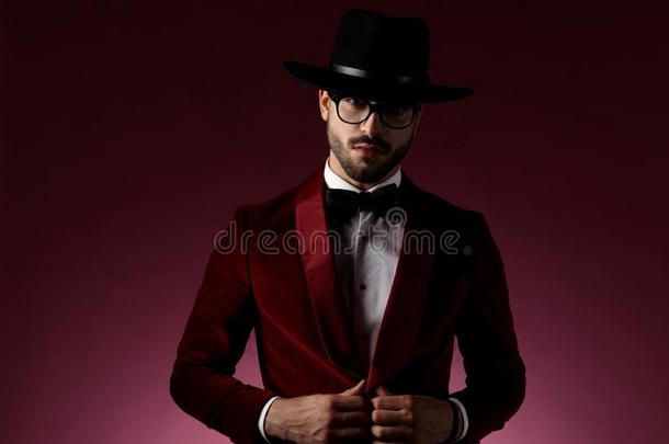 诱惑的<strong>时尚男</strong>人使人疲乏的红色的丝绒餐服和帽子