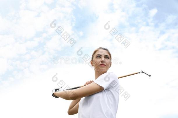 女人演奏高尔夫球反对蓝色天,<strong>低</strong>的看法